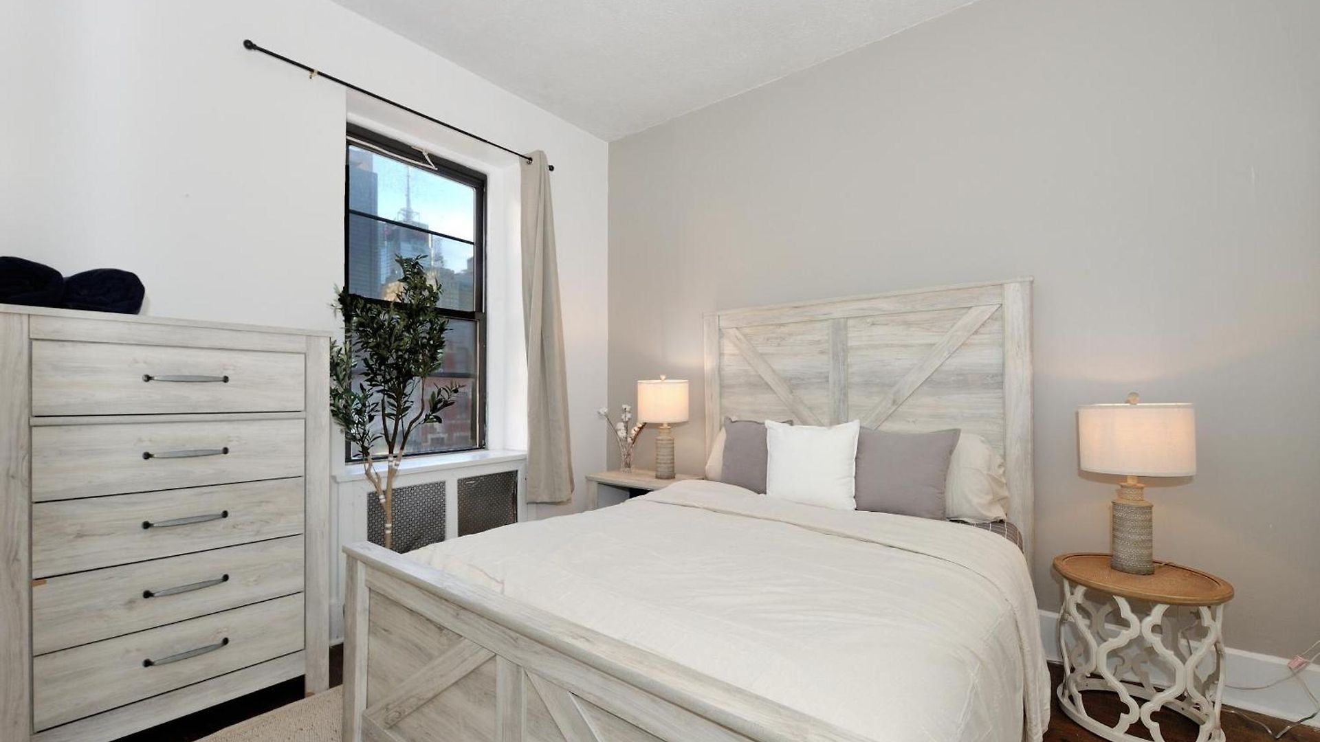 5 Bedroom 2 Bath Full Floor Midtown Apartment