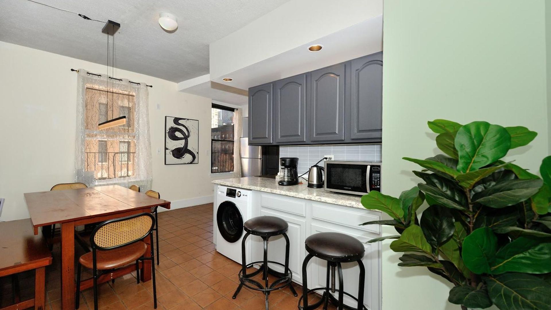 Apartment 5 Bedroom 2 Bath Full Floor Midtown