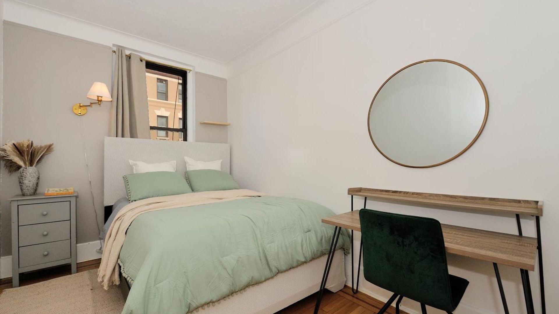 5 Bedroom 2 Bath Full Floor Midtown *
