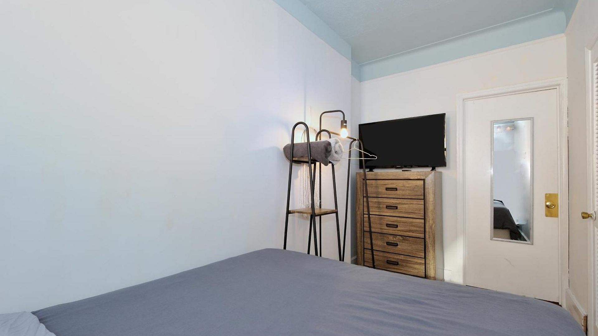 Apartment 5 Bedroom 2 Bath Full Floor Midtown