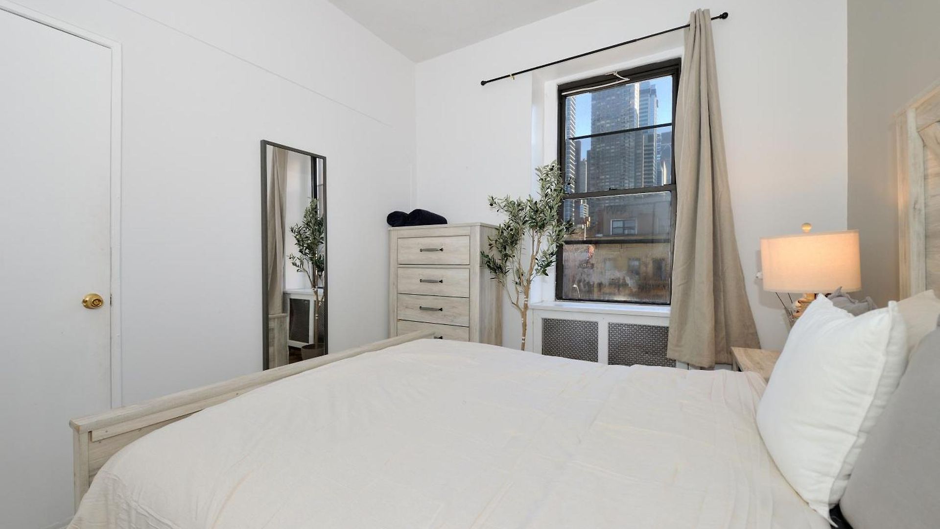Apartment 5 Bedroom 2 Bath Full Floor Midtown *