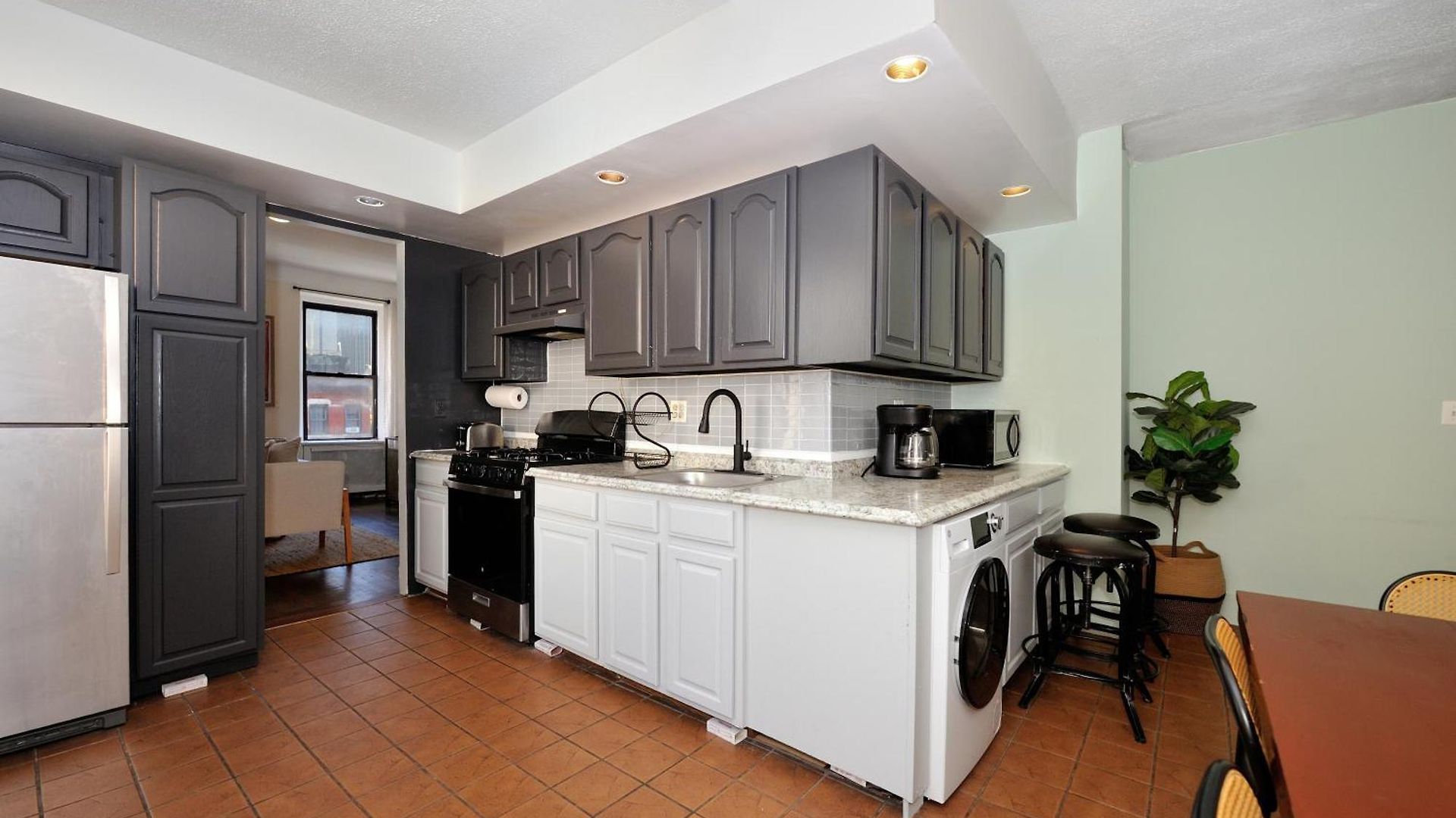 5 Bedroom 2 Bath Full Floor Midtown *
