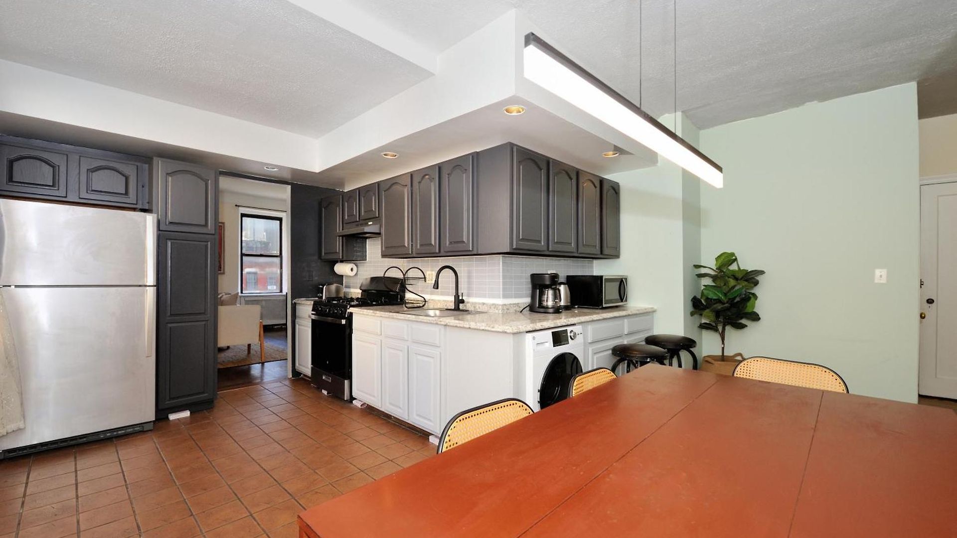 5 Bedroom 2 Bath Full Floor Midtown * New York