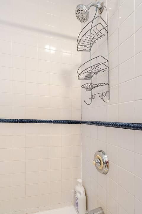 2 Large Bedrooms In Rego Park Apartment
