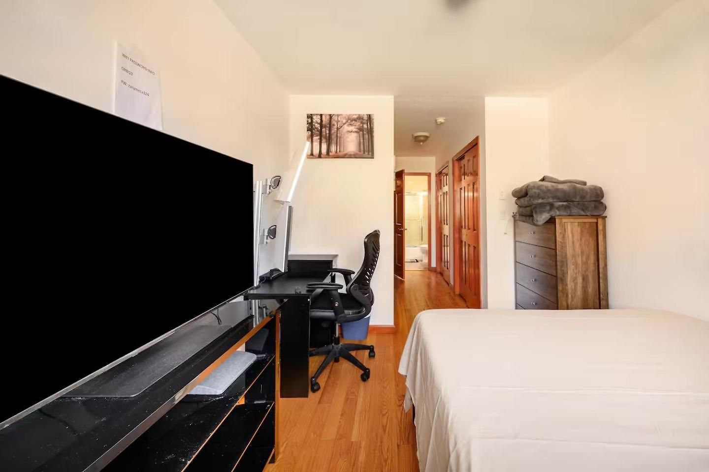 Large Private & Private Bathroom, Laguardia Airport 10min