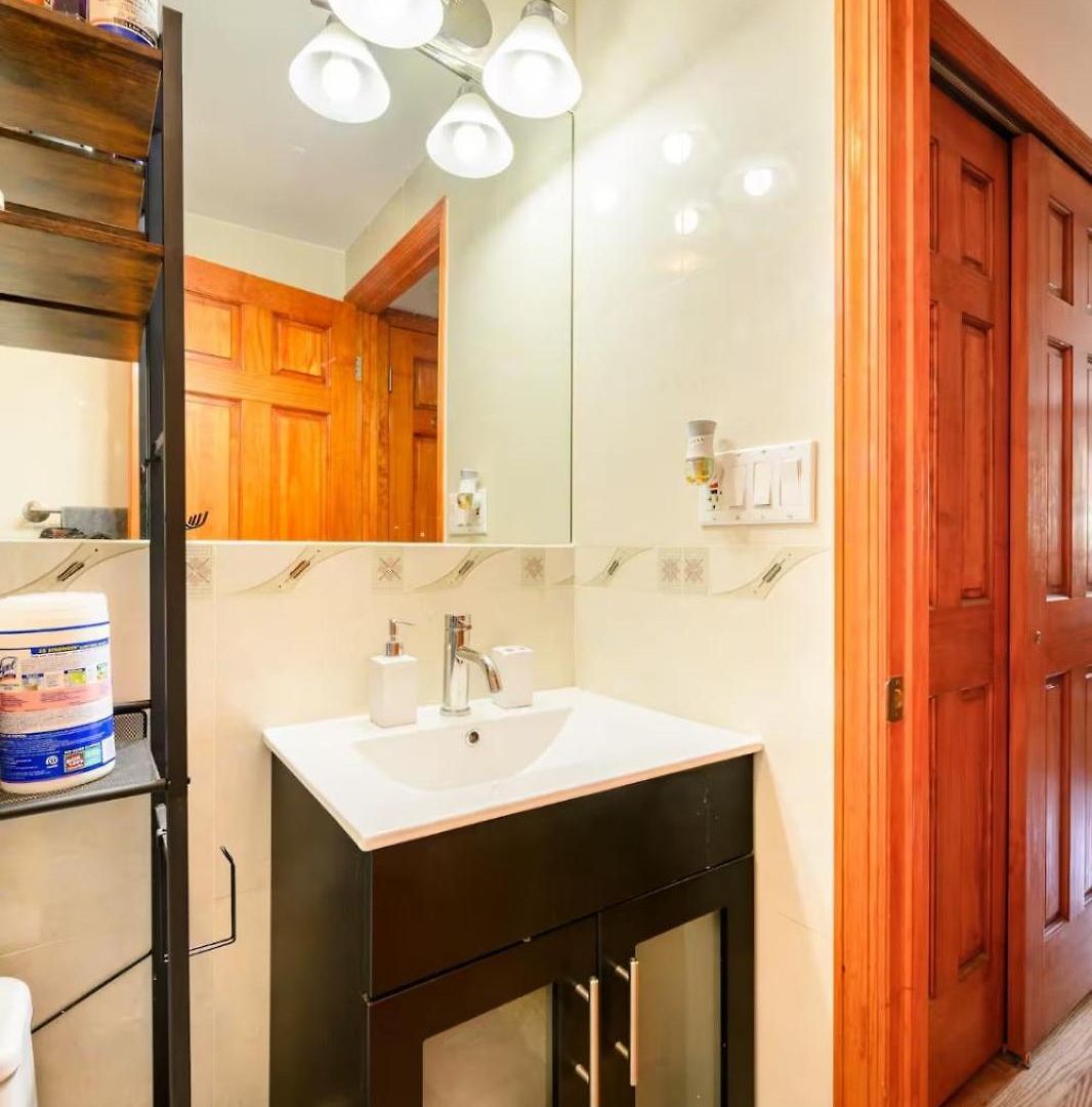 Large Private & Private Bathroom, Laguardia Airport 10min Homestay New York