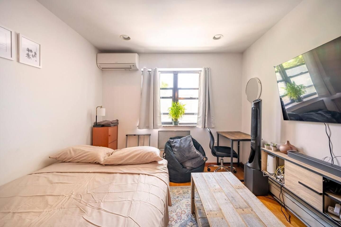 Location In Queens, Everything Is Near By, Private Room, Laguardia Airport 10min Homestay