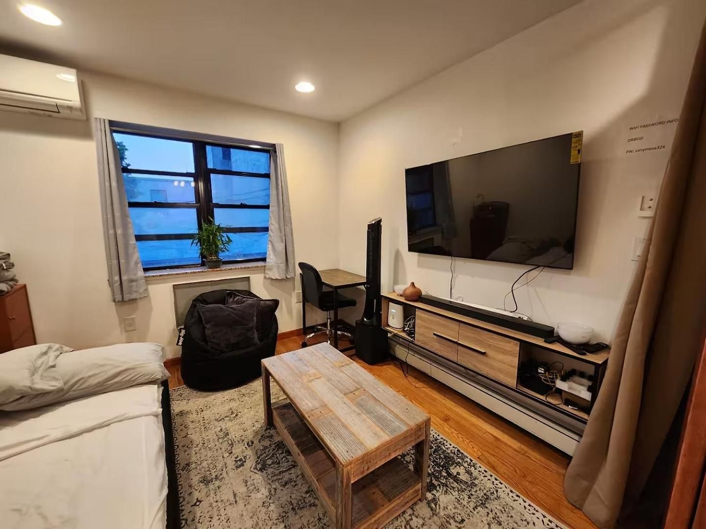 Location In Queens, Everything Is Near By, Private Room, Laguardia Airport 10min Homestay New York