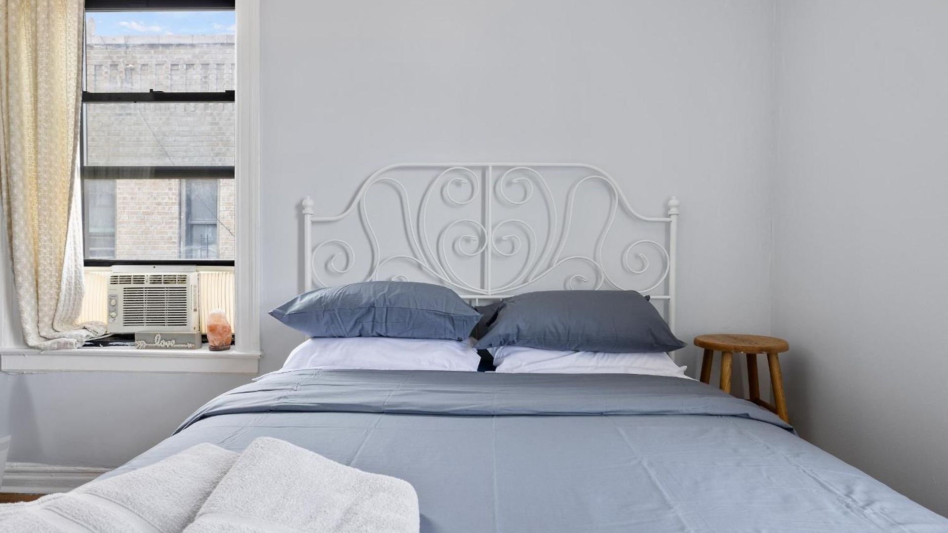 Live In Upper Manhattan On Budget Apartment *