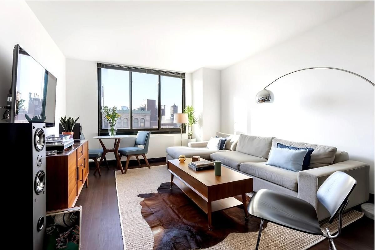 Doorman! High Floor! Views! Elevator! Free Gym! Apartment