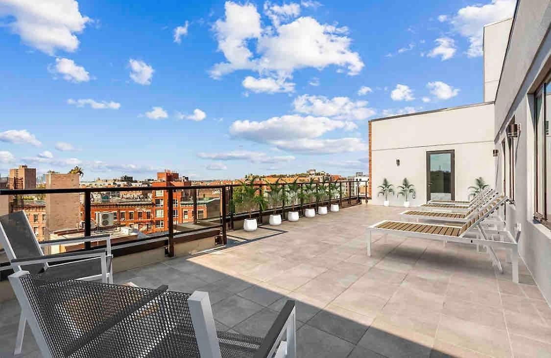 Apartment Peaceful Quiet Spacious New Modern Penthouse 3-bedroom With A Balcony