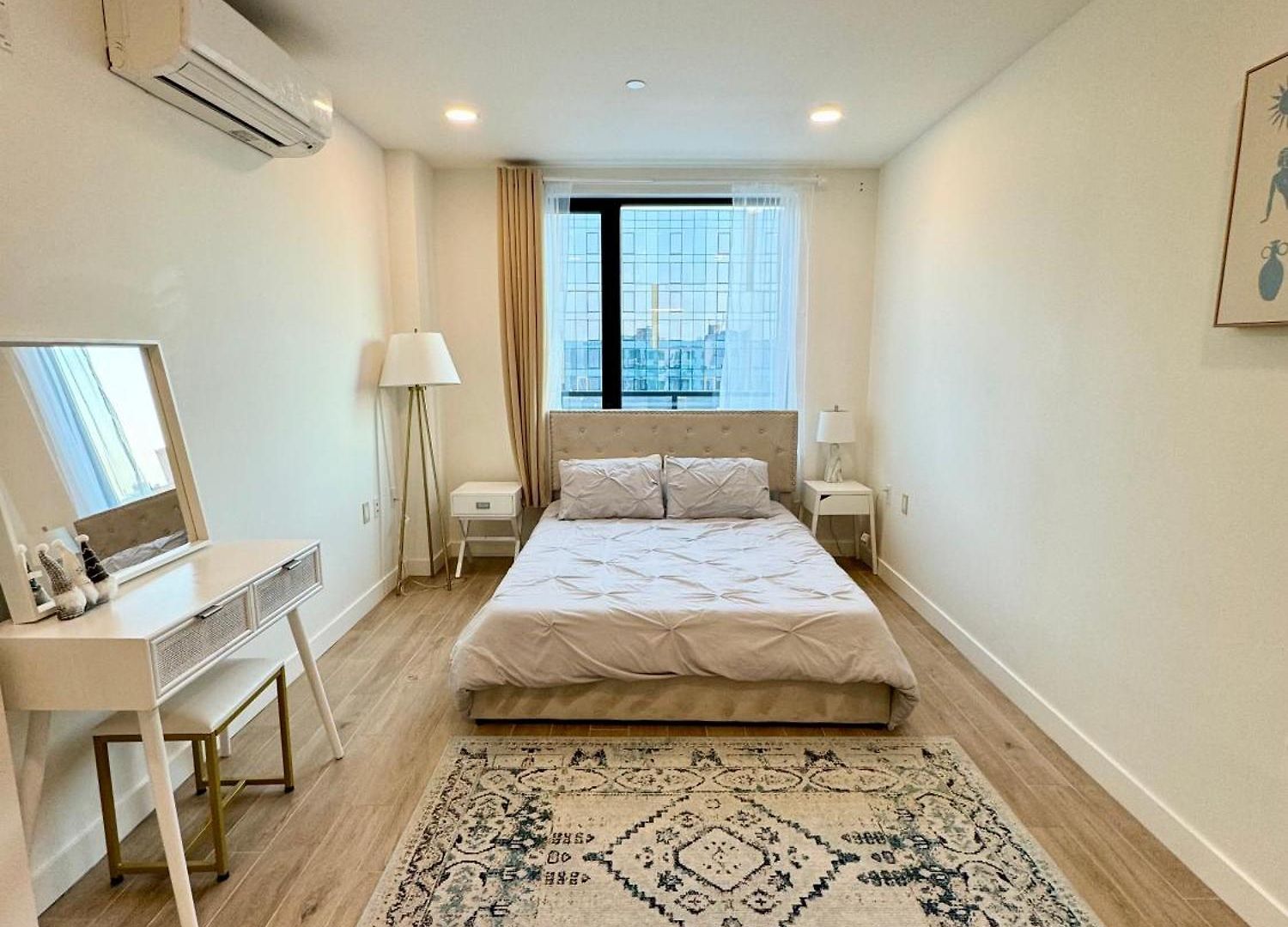 Apartment Peaceful Quiet Spacious New Modern Penthouse 3-bedroom With A Balcony
