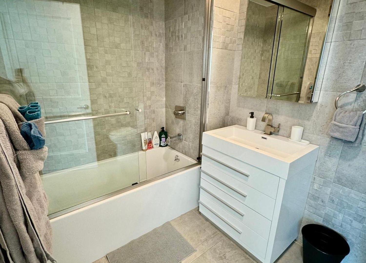 Peaceful Quiet Spacious New Modern Penthouse 3-bedroom With A Balcony Apartment New York