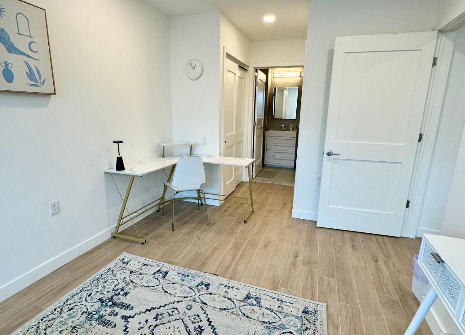 Peaceful Quiet Spacious New Modern Penthouse 3-bedroom With A Balcony Apartment