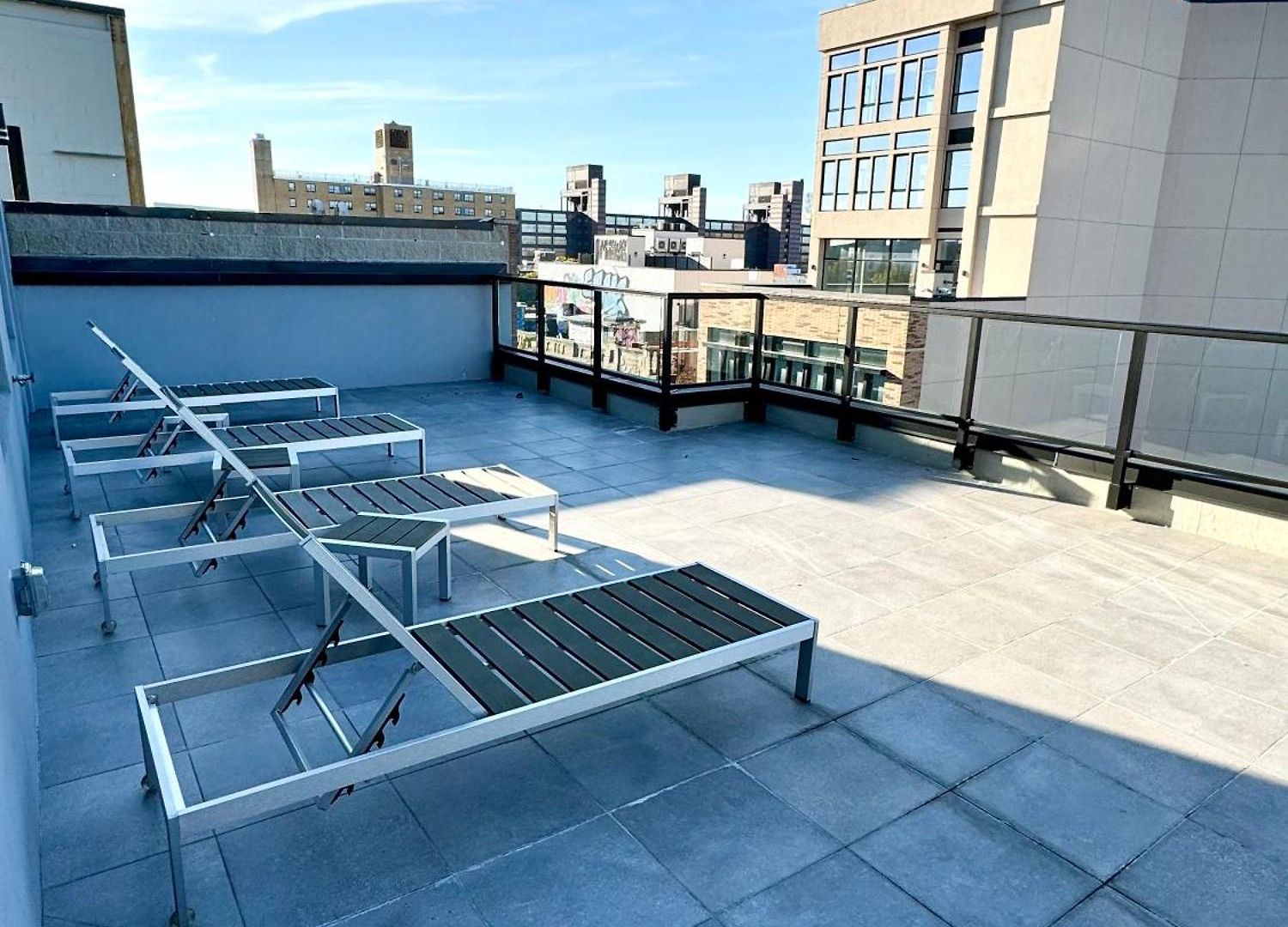 Peaceful Quiet Spacious New Modern Penthouse 3-bedroom With A Balcony Apartment