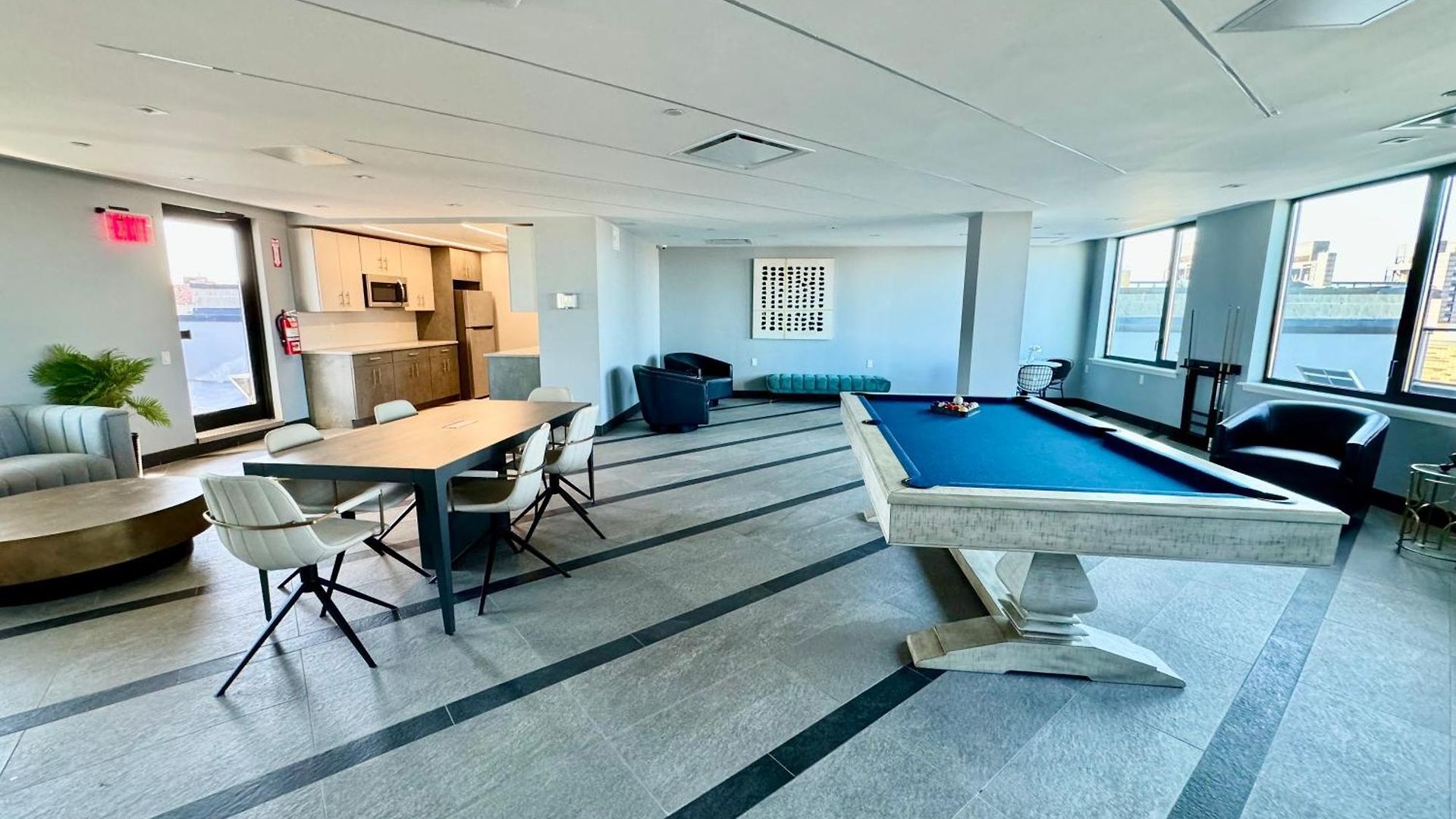 Peaceful Quiet Spacious New Modern Penthouse 3-bedroom With A Balcony New York
