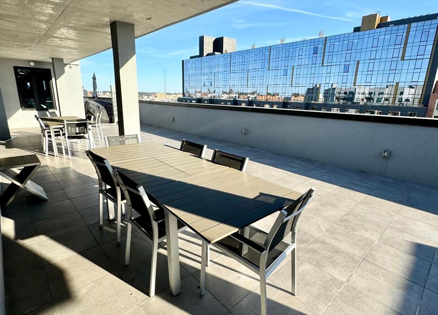 Peaceful Quiet Spacious New Modern Penthouse 3-bedroom With A Balcony Apartment
