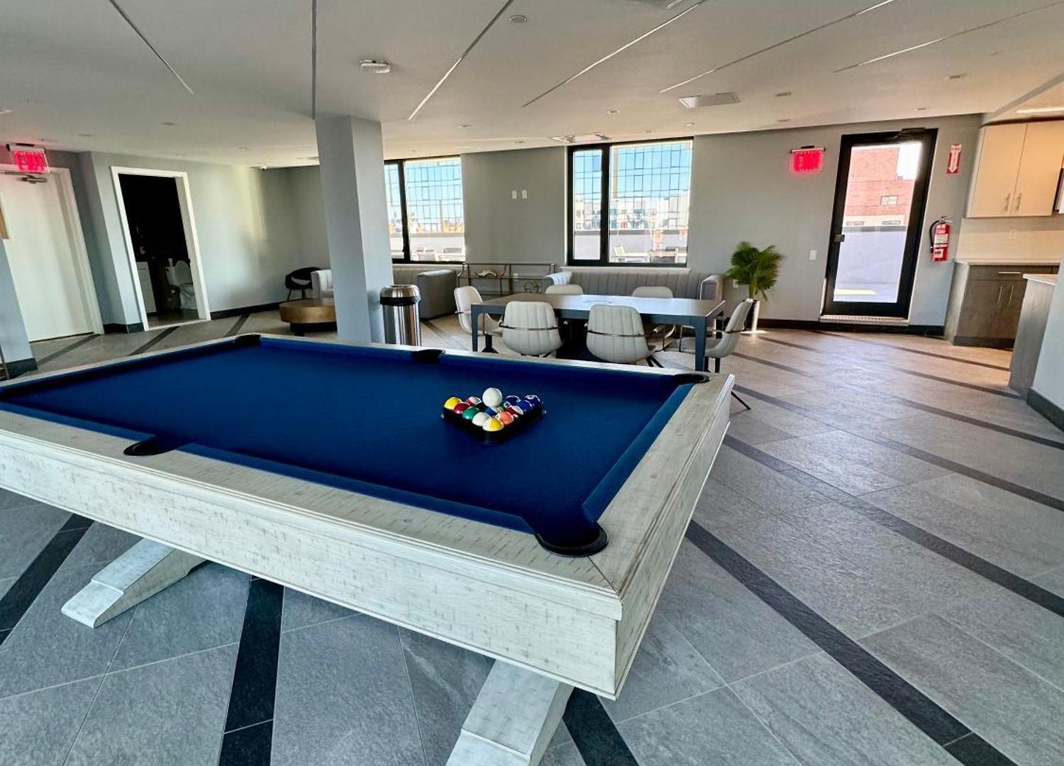 Peaceful Quiet Spacious New Modern Penthouse 3-bedroom With A Balcony Apartment New York