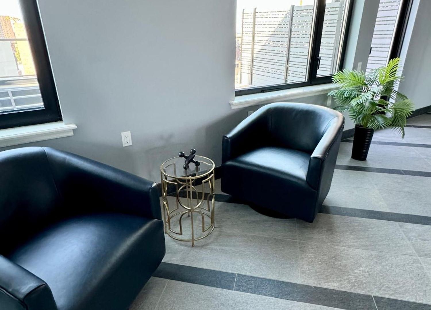 Peaceful Quiet Spacious New Modern Penthouse 3-bedroom With A Balcony Apartment *