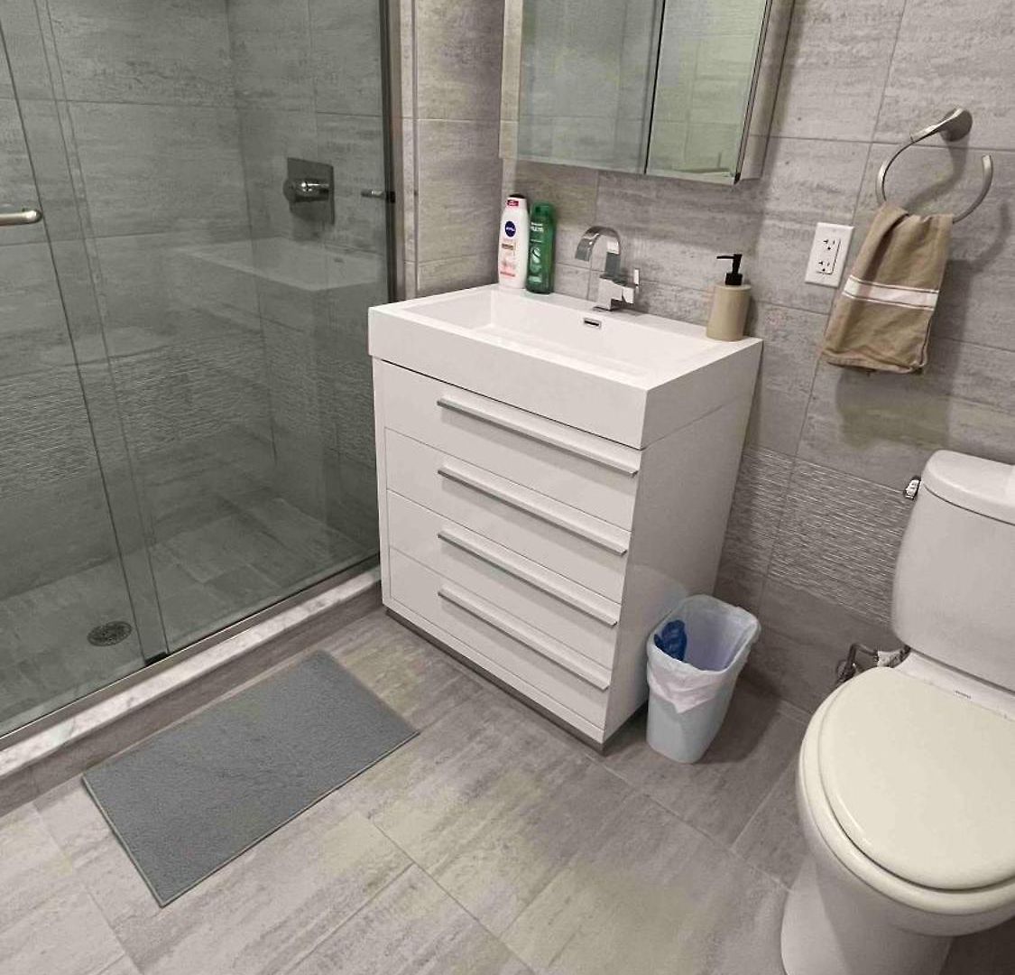 Peaceful Quiet Spacious New Modern Penthouse 3-bedroom With A Balcony Apartment *