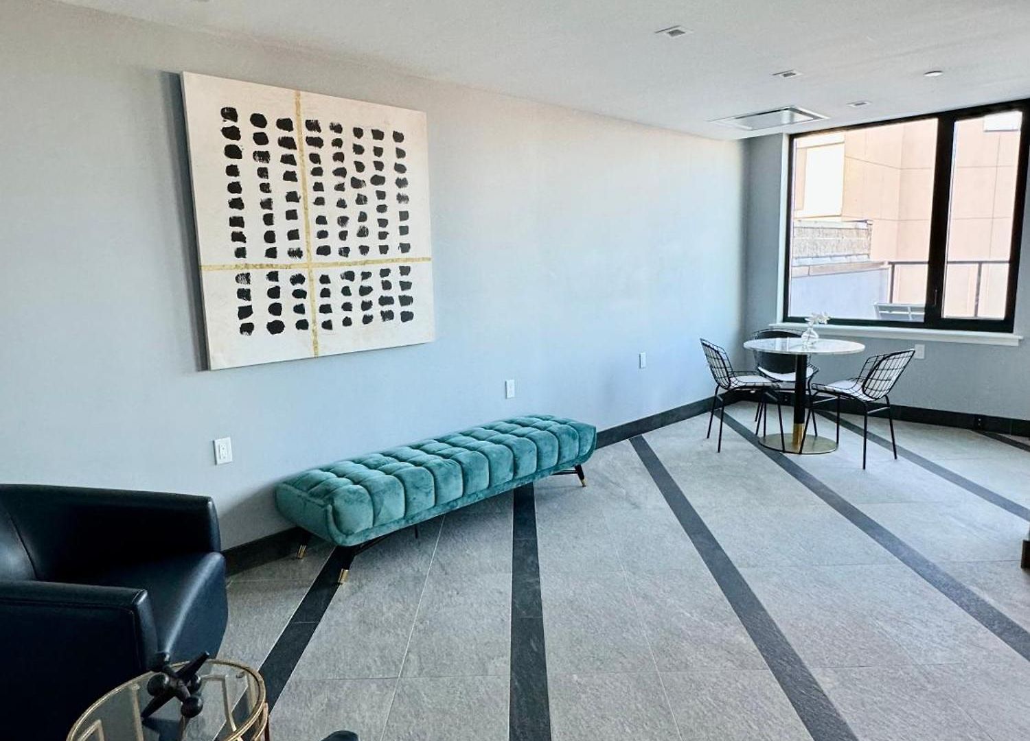 Peaceful Quiet Spacious New Modern Penthouse 3-bedroom With A Balcony Apartment *
