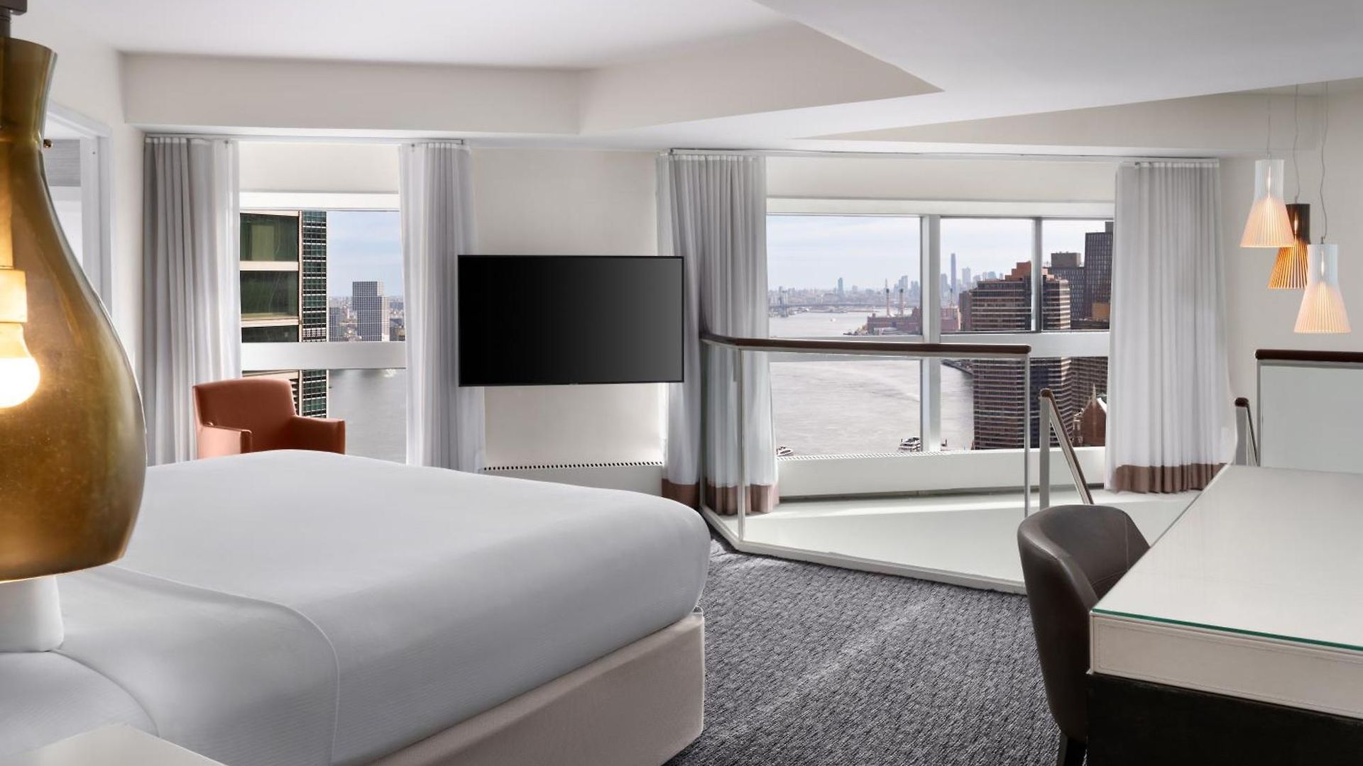 Millennium Hilton One Un Plaza 4*