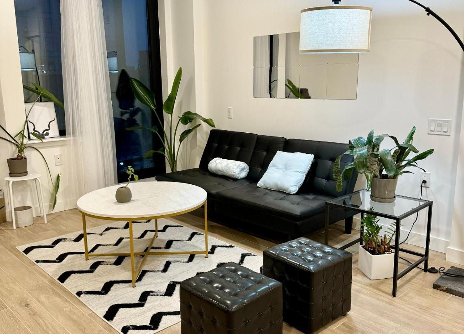 Peaceful Quiet Spacious New Modern Penthouse 3-bedroom With A Balcony Apartment *