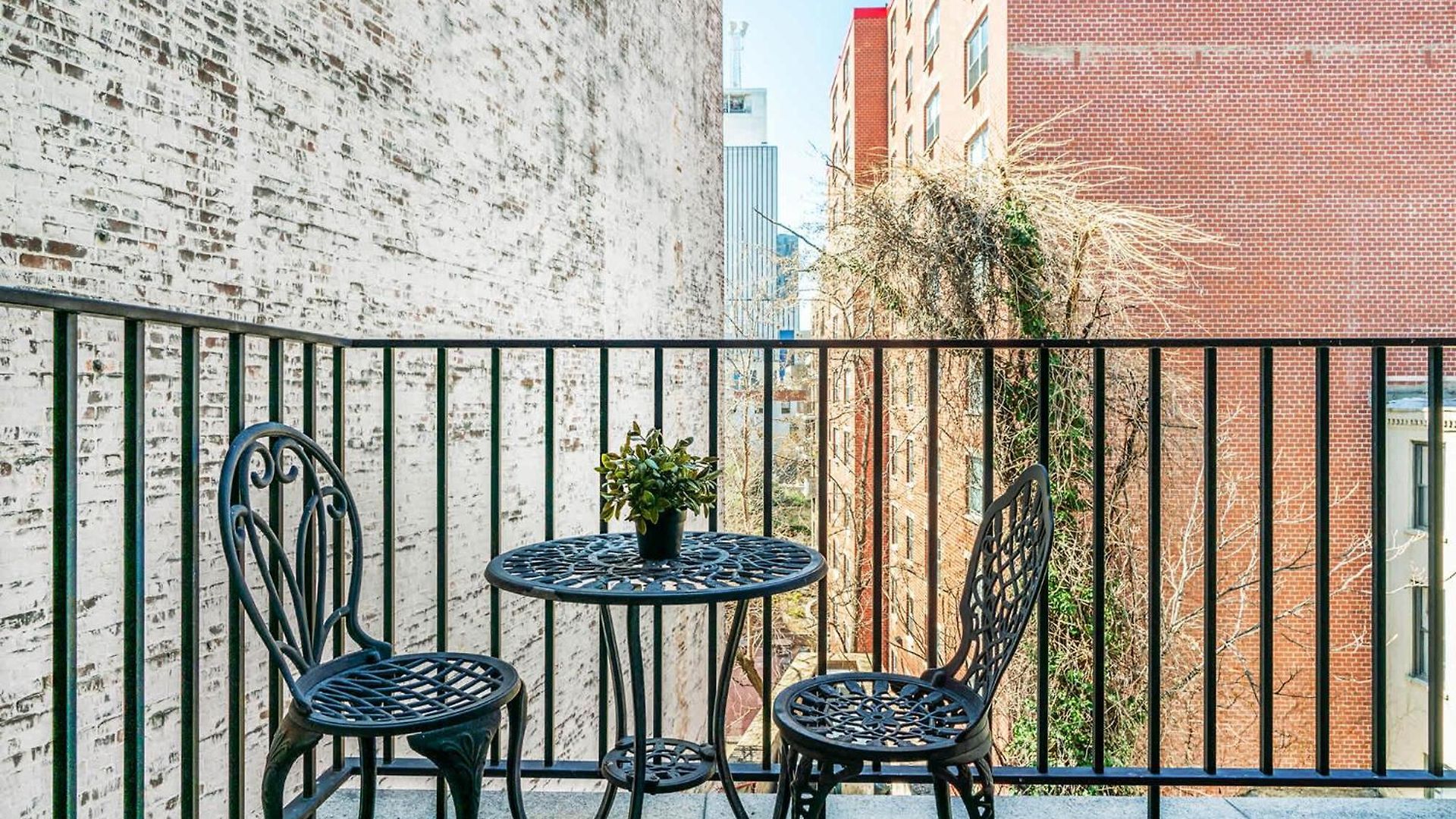 809-4b Balcony W D Prime Location Apartment *