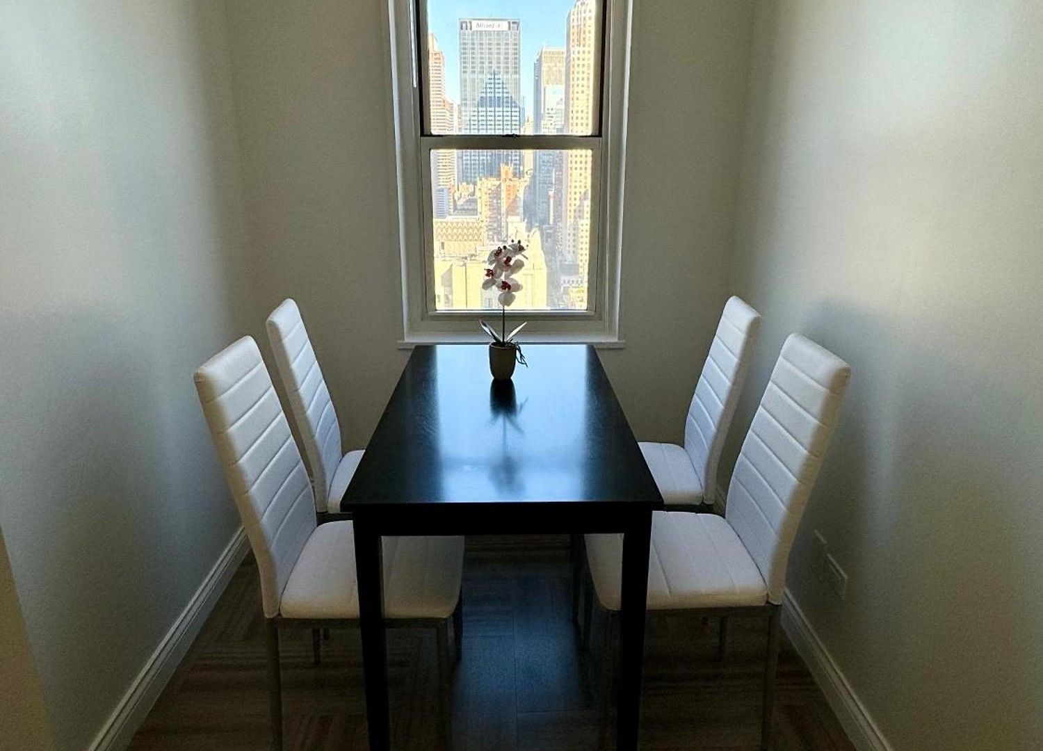 Midtown High Floor Fantastic Panoramic View Corner 2 Bedroom Apartment *
