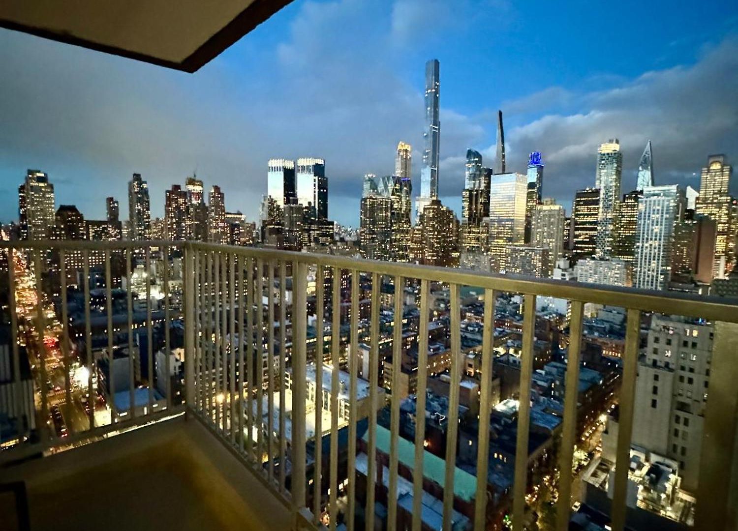 Midtown High Floor Fantastic Panoramic View Corner 2 Bedroom *