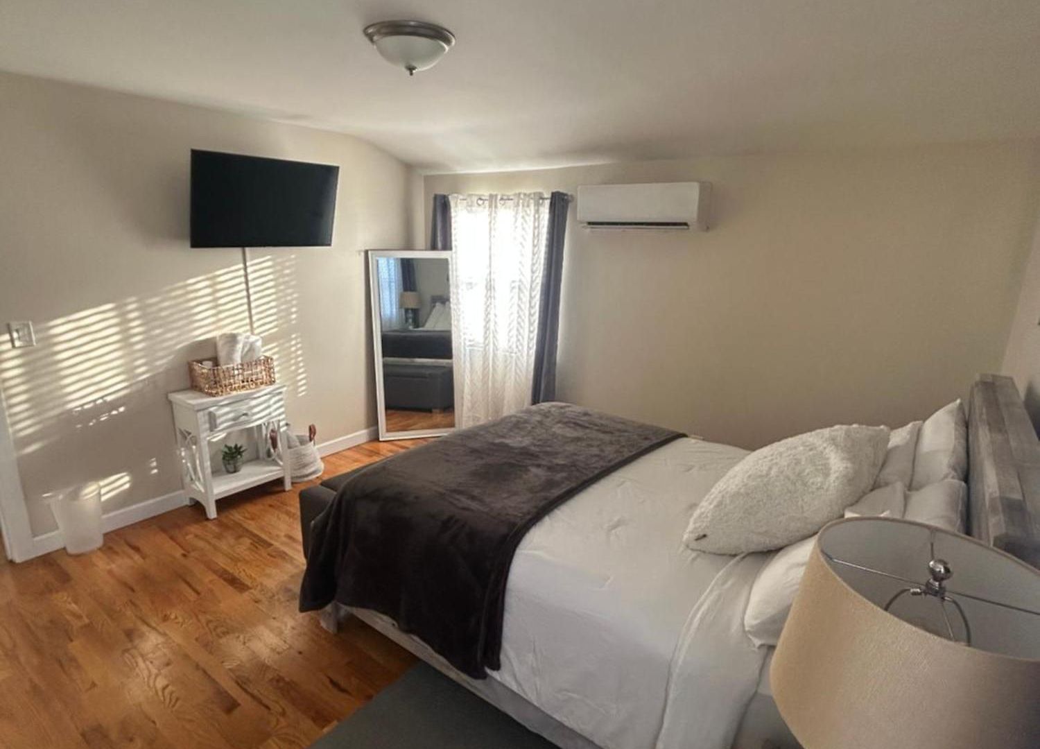Chic Modern Bedroom 5 Mins From Jfk Homestay New York