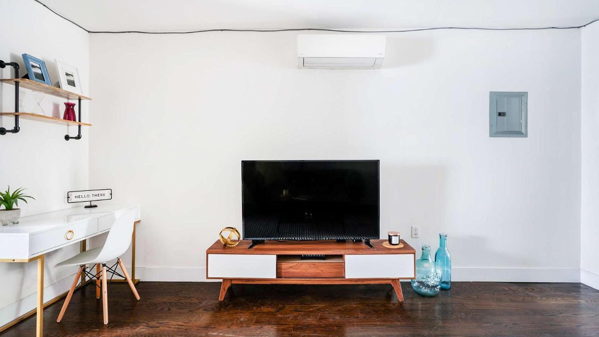 39-3 Newly Renovated 3 Bedroom Prime Midtown Sleeps 6 *