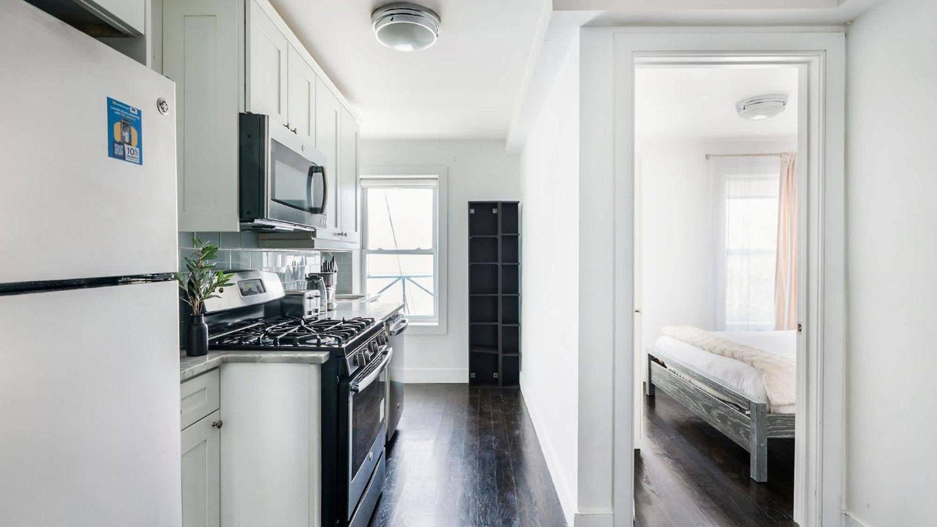39-3 Newly Renovated 3 Bedroom Prime Midtown Sleeps 6 Apartment *