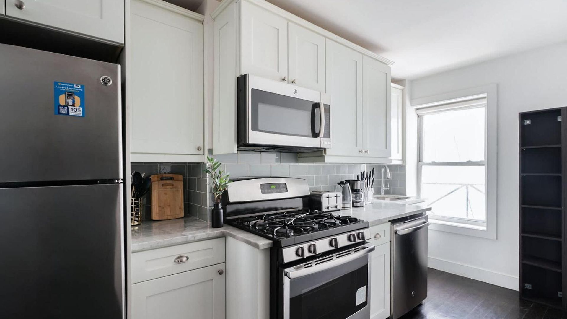 Apartment 39-3 Newly Renovated 3 Bedroom Prime Midtown Sleeps 6 New York