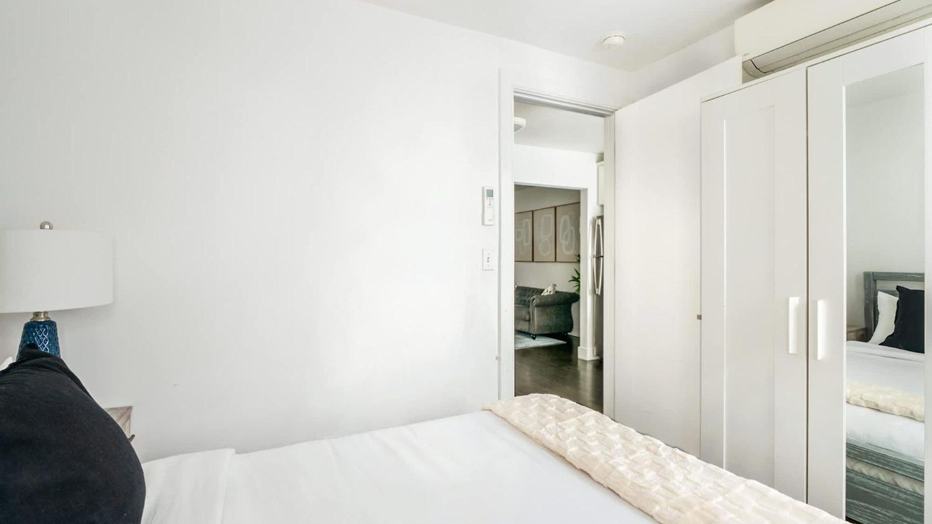 39-3 Newly Renovated 3 Bedroom Prime Midtown Sleeps 6 New York