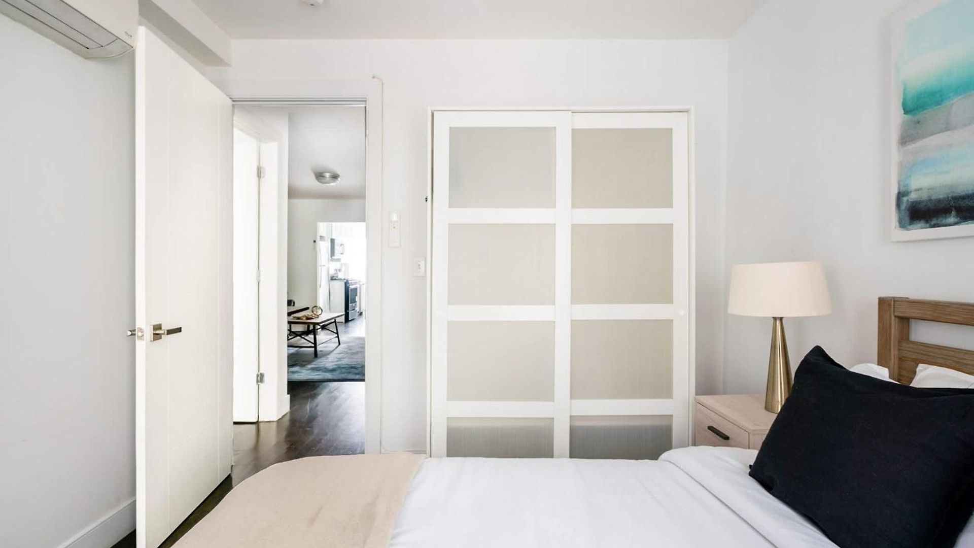 39-3 Newly Renovated 3 Bedroom Prime Midtown Sleeps 6 * New York