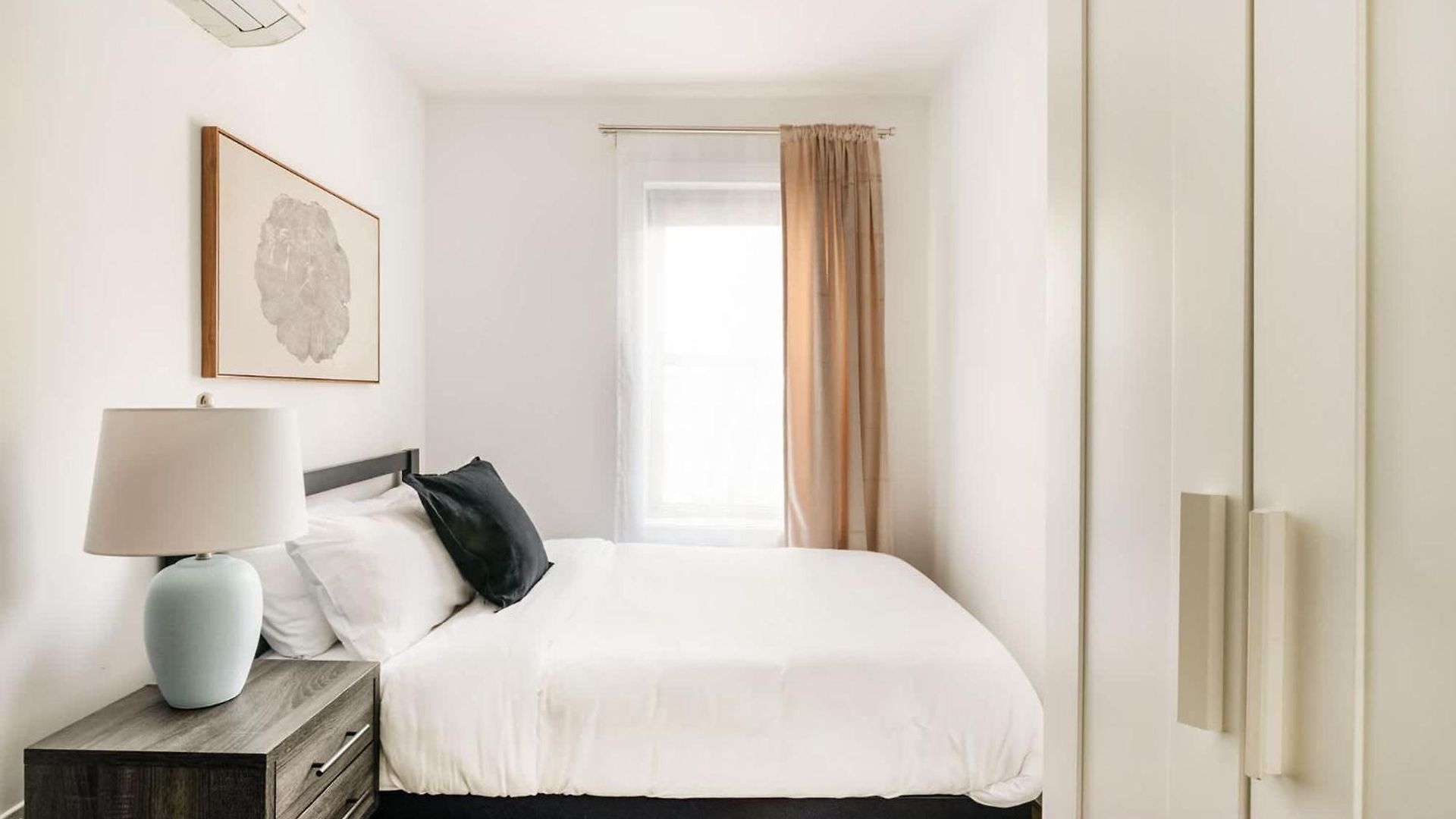39-3 Newly Renovated 3 Bedroom Prime Midtown Sleeps 6