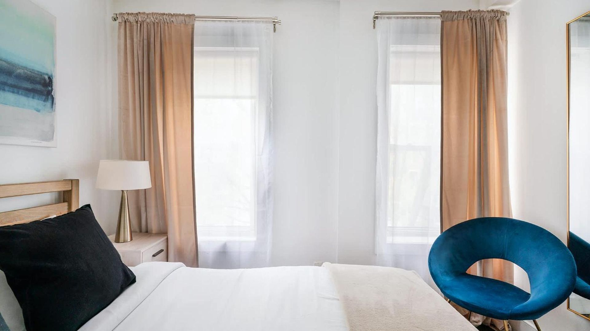 39-3 Newly Renovated 3 Bedroom Prime Midtown Sleeps 6 Apartment