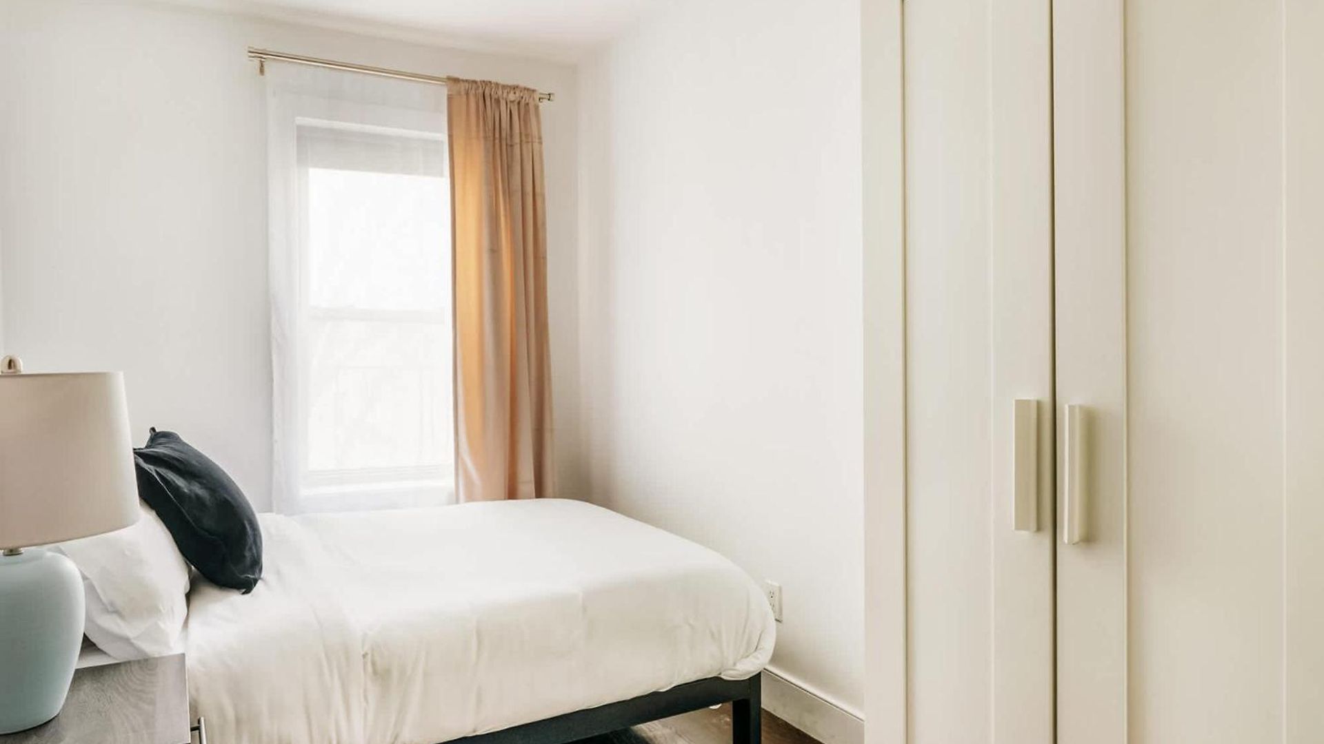 Apartment 39-3 Newly Renovated 3 Bedroom Prime Midtown Sleeps 6 *