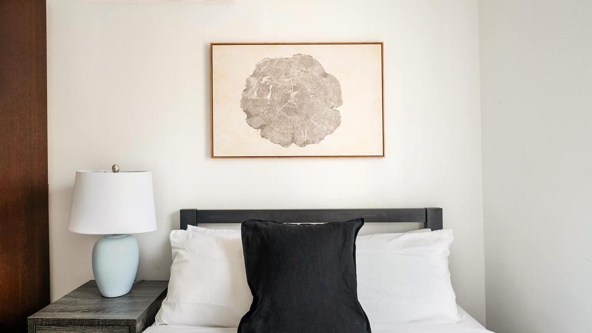 39-3 Newly Renovated 3 Bedroom Prime Midtown Sleeps 6 *