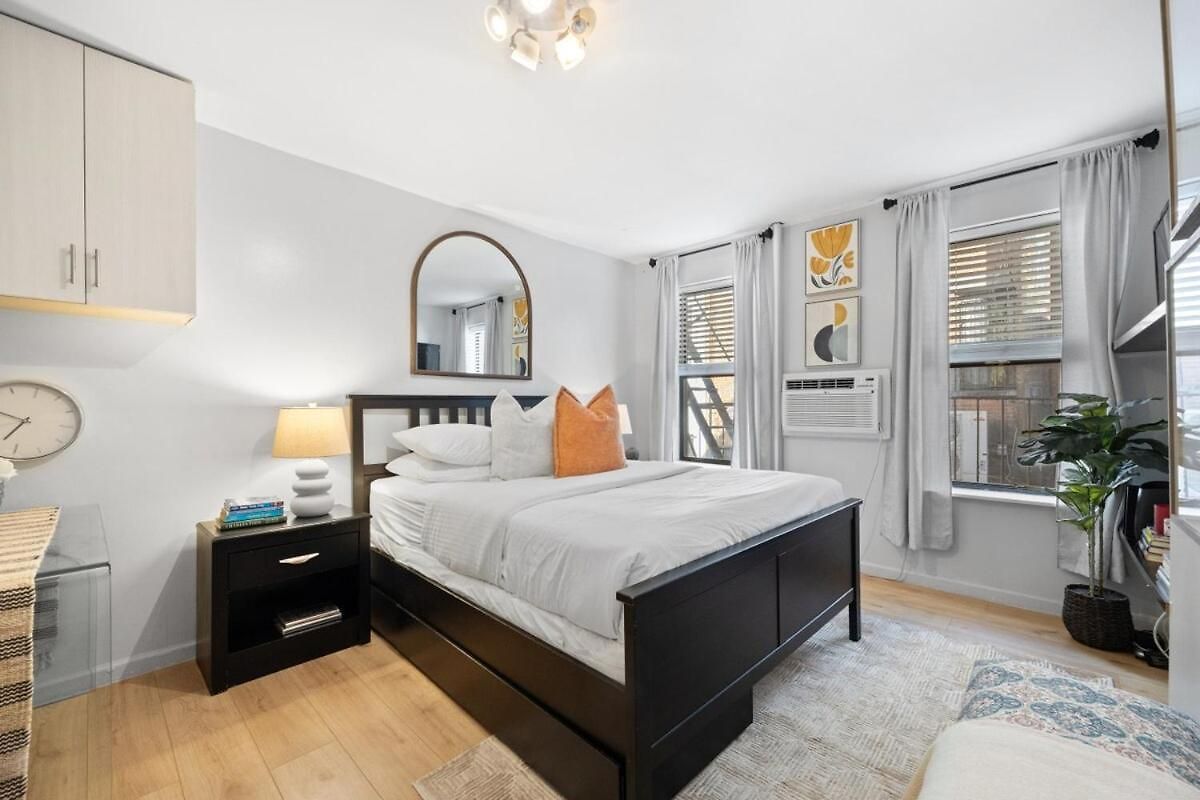 Near Restaurants Broadway And Shopping * New York