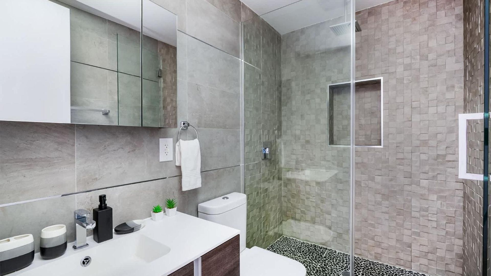 75-4a Brand New 3br Prime Ues W D In Unit *