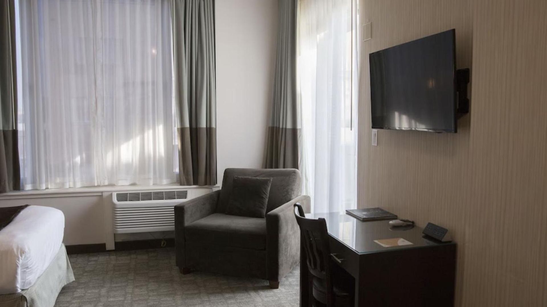 Hotel Aura Brooklyn 4*