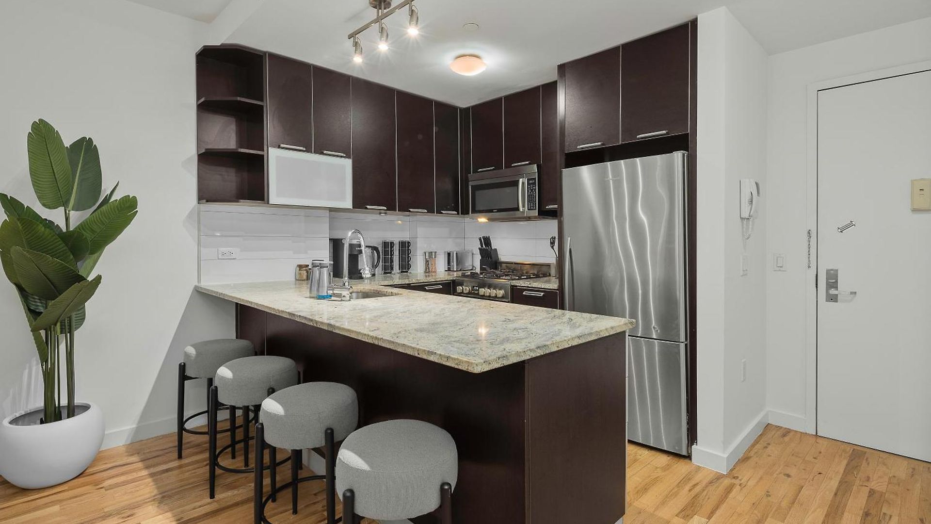Modern 2br Steps From New York's Iconic Broadway *