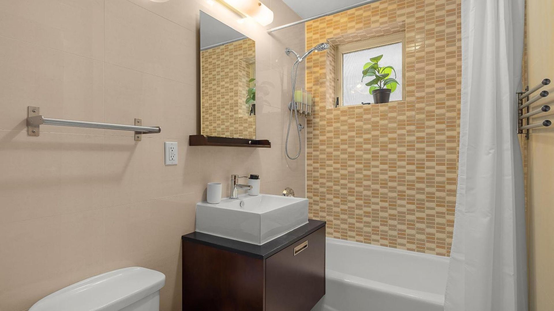 Apartment Modern 2br Steps From New York's Iconic Broadway *