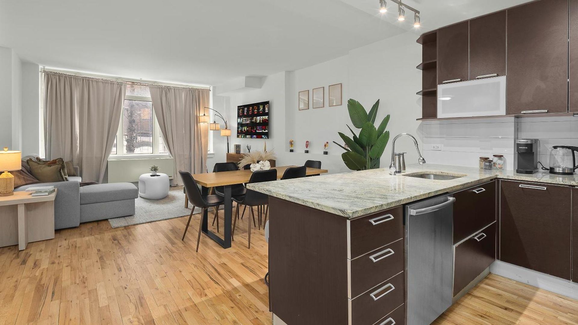 Modern 2br Steps From New York's Iconic Broadway