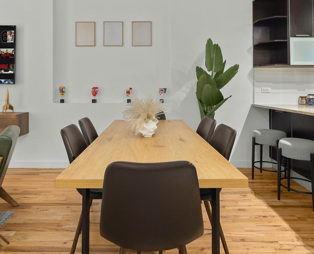 Apartment Modern 2br Steps From New York's Iconic Broadway New York