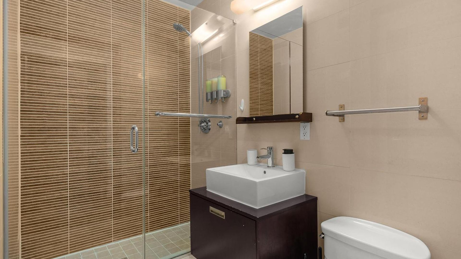 Modern 2br Steps From New York's Iconic Broadway Apartment *