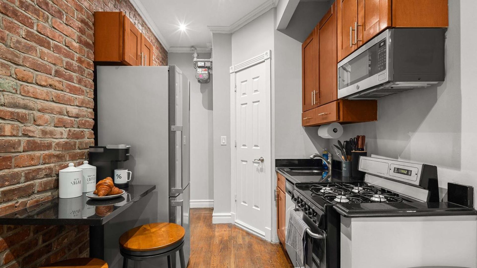 Stylish Escape Modern 2br On Street Apartment