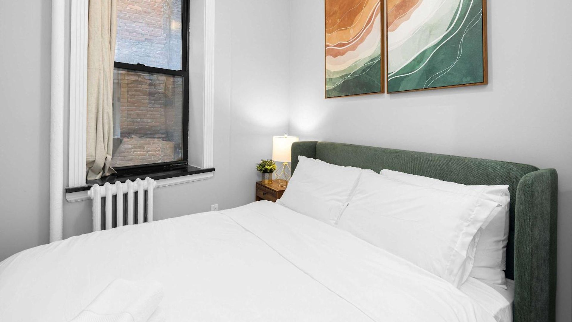 Modern Manhattan In Prime Spot *